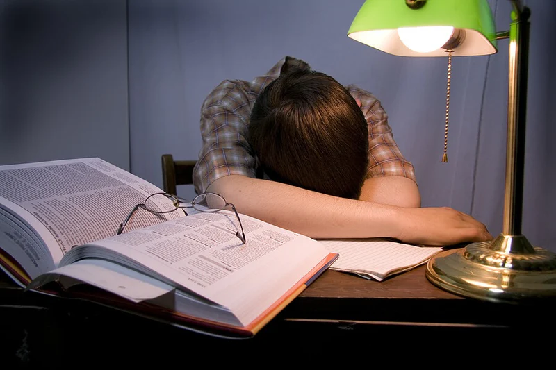 Boy_falls_asleep_while_studying_2819756_H_f5be30a5-2640-4eee-b62c-2fe9e194a0fc